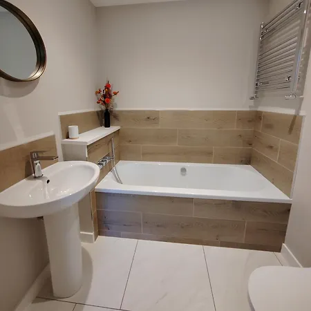 Modern Open Plan House, Sea Views And Hot Tub Дом отдыха *